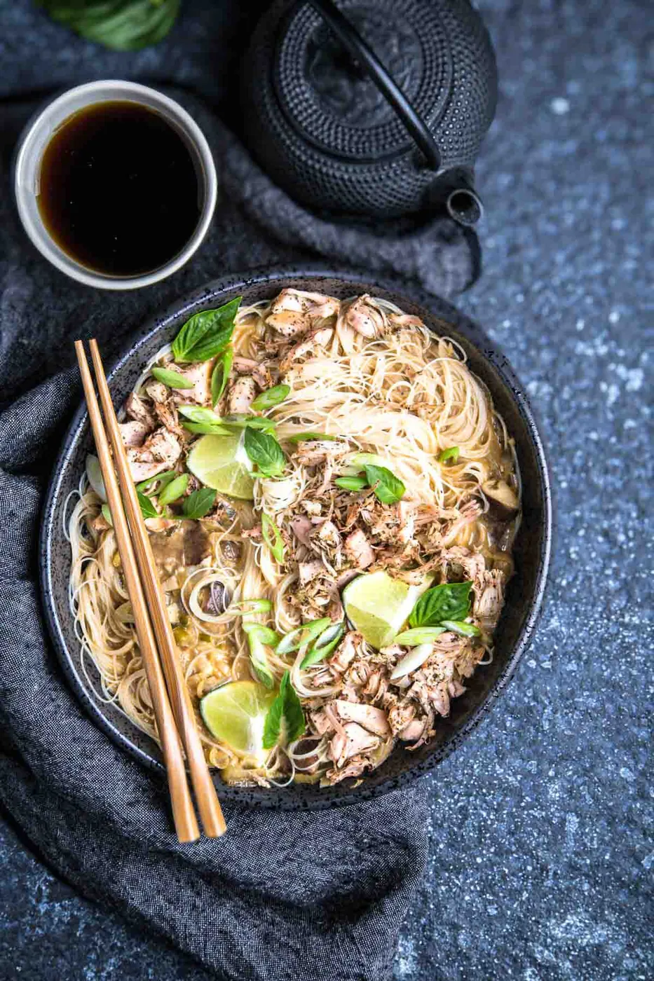 Bol de fideos con jackfruit joven desmenuzado